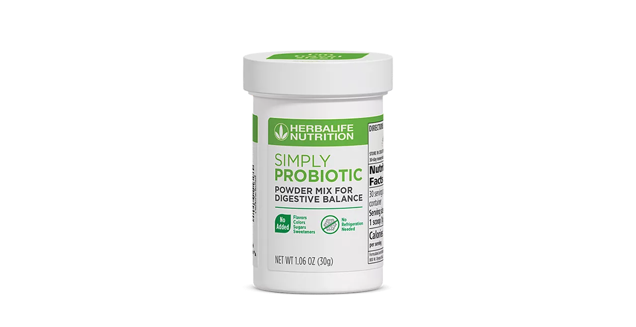 Empaque de Herbalife Simply Probiotic sobre una mesa de madera junto a un vaso con agua
